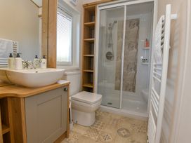 A bathroom with a sink, shower, and toilet at Lakewood Retreat in Woodhall Spa