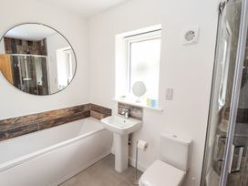 A bathroom with a bathtub, toilet, and sink at Lodge 12 in South Hykeham