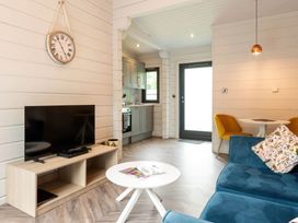 A living room with a television and kitchenette at Askrigg in Aysgarth