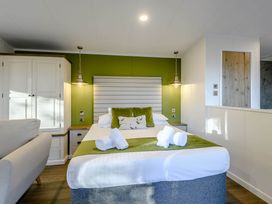 A bedroom with a bed and lamps at Somersby (Pet) in Louth