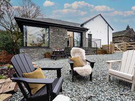 A garden with outdoor chairs and a picnic table at The Old Bunkhouse in Grasmere