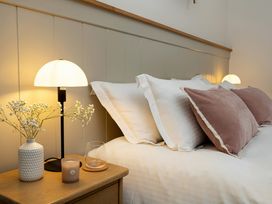 A bedroom with a bed and lamps at The Old Bunkhouse in Grasmere
