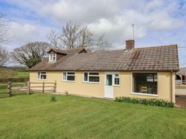 A house with a front yard at Court House Farmhouse in Charmouth