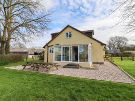 A house with a garden area at Court House Farmhouse in Charmouth