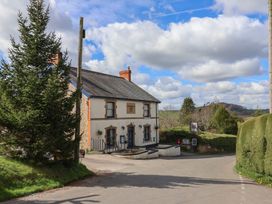 A building and road in an outdoor area at Court House Farmhouse in Charmouth