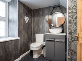 A bathroom with a toilet and wash basin at Garn View in Dolgellau