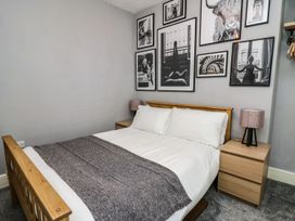 A bedroom with a bed and artwork on the wall at 6 Upperfield Street Dolgellau