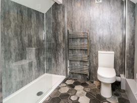 A bathroom with shower and toilet at 6 Upperfield Street Dolgellau