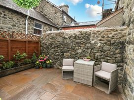A patio area with seating and flowers at 6 Upperfield Street Dolgellau