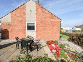 An outdoor seating area with a table and chairs at Gelli - Morfa Nefyn Morfa Nefyn