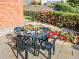 An outdoor seating area with a table and chairs at Gelli - Morfa Nefyn in Morfa Nefyn