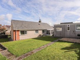 An outdoor view of a bungalow with a garden at Gelli - Morfa Nefyn, Morfa Nefyn