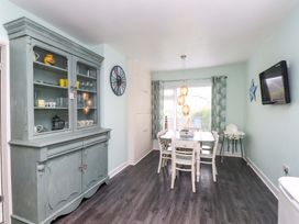 A dining room with a table and chairs at Gelli - Morfa Nefyn