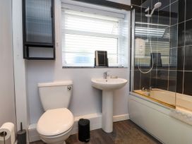 A bathroom featuring a toilet, sink, and bathtub at Gelli - Morfa Nefyn, Morfa Nefyn