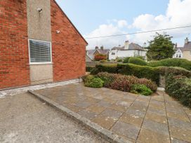 An outdoor area with a stone pathway and landscaped garden at Gelli - Morfa Nefyn in Morfa Nefyn