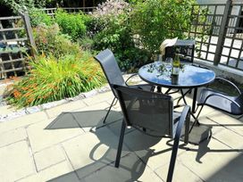 A garden with a table and chairs at Half Moon Cottage in Lyme Regis