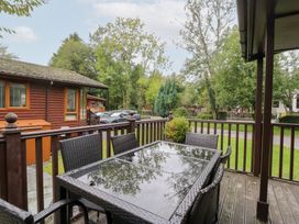 An outdoor dining area with a table and chairs at Costapacket in Windermere