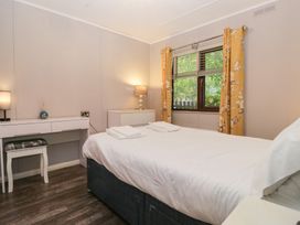 A bedroom with a bed and desk at Costapacket in Windermere