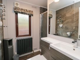 A bathroom with a sink and shower at Costapacket Windermere