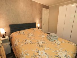 A bedroom with a bed and bedside lamps at Costapacket, Grasmere 12, White Cross Bay near Windermere