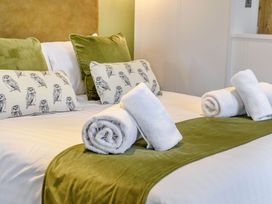 A bedroom with a bed and decorative pillows at Pear Tree in Thirsk