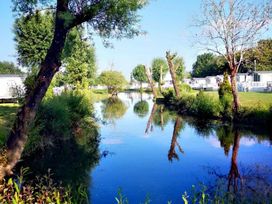 Hoburne Cotswolds - Holiday Accommodation 10633 - Somerset & Wiltshire - 1184942 - thumbnail photo 11