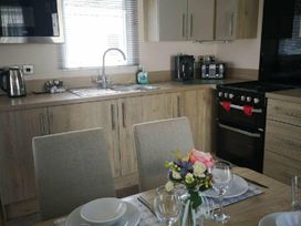 Hoburne Cotswolds - Holiday Accommodation 10633 - Somerset & Wiltshire - 1184942 - thumbnail photo 12