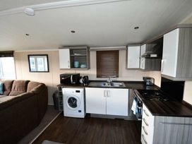 Hayling Island Holiday Park - Meadow Bay Villages - Holiday Accommodation 10645 - Hampshire - 1184947 - thumbnail photo 2