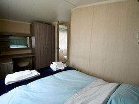 Hayling Island Holiday Park - Meadow Bay Villages - Holiday Accommodation 10645 - Hampshire - 1184947 - thumbnail photo 4