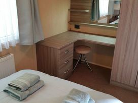 Hayling Island Holiday Park - Meadow Bay Villages - Holiday Accommodation 10645 - Hampshire - 1184947 - thumbnail photo 7