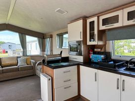 Pinewoods Holiday Park - Holiday Accommodation 10664 - Norfolk - 1184949 - thumbnail photo 6