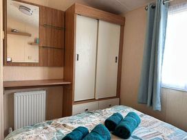 Pinewoods Holiday Park - Holiday Accommodation 10664 - Norfolk - 1184949 - thumbnail photo 9