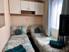 Pinewoods Holiday Park - Holiday Accommodation 10664 - Norfolk - 1184949 - thumbnail photo 10