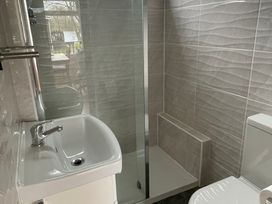 A bathroom with a sink, shower and toilet at Hoburne Cotswolds - Holiday Accommodation 10757 Cirencester