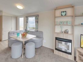 Herons Mead Caravan Park - Holiday Accommodation 10844 - Lincolnshire - 1184973 - thumbnail photo 3