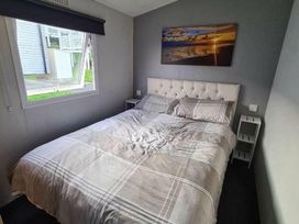 Devon Cliffs Holiday Park - Holiday Accommodation 11126 - Devon - 1185006 - thumbnail photo 12