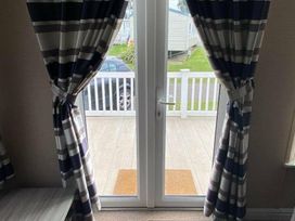 Naze Marine Holiday Park - Holiday Accommodation 11257 - Suffolk & Essex - 1185031 - thumbnail photo 6