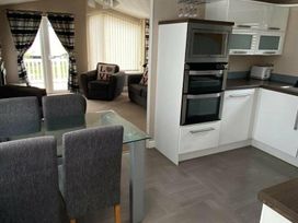 Naze Marine Holiday Park - Holiday Accommodation 11257 - Suffolk & Essex - 1185031 - thumbnail photo 9