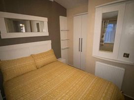 Naze Marine Holiday Park - Holiday Accommodation 11257 - Suffolk & Essex - 1185031 - thumbnail photo 11