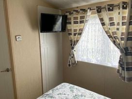 Naze Marine Holiday Park - Holiday Accommodation 11257 - Suffolk & Essex - 1185031 - thumbnail photo 13