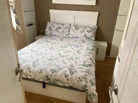 Naze Marine Holiday Park - Holiday Accommodation 11257 - Suffolk & Essex - 1185031 - thumbnail photo 19