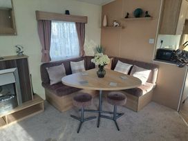 Trecco Bay - Holiday Accommodation 1163 - Somerset & Wiltshire - 1185081 - thumbnail photo 11