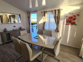 Trecco Bay - Holiday Accommodation 11650 - Somerset & Wiltshire - 1185083 - thumbnail photo 2