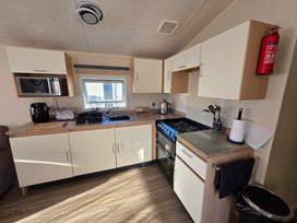 Trecco Bay - Holiday Accommodation 11651 - Somerset & Wiltshire - 1185084 - thumbnail photo 8
