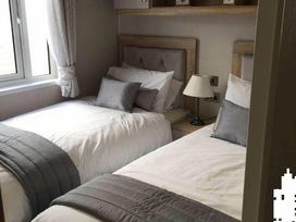 Trecco Bay - Holiday Accommodation 11784 - Somerset & Wiltshire - 1185105 - thumbnail photo 2