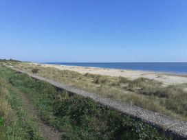 Elm Beach Caravan Park - Holiday Accommodation 11805 - Norfolk - 1185110 - thumbnail photo 8