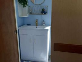 Elm Beach Caravan Park - Holiday Accommodation 11805 - Norfolk - 1185110 - thumbnail photo 13