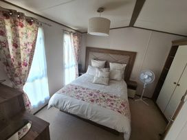 Trecco Bay - Holiday Accommodation 11851 - Somerset & Wiltshire - 1185116 - thumbnail photo 5