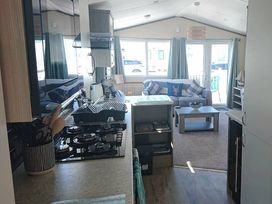 Trecco Bay - Holiday Accommodation 12456 - Somerset & Wiltshire - 1185195 - thumbnail photo 5