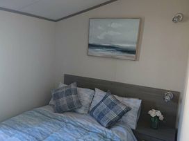 Trecco Bay - Holiday Accommodation 12456 - Somerset & Wiltshire - 1185195 - thumbnail photo 8